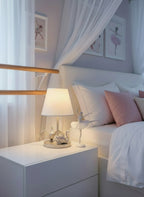 Kinderlampe held in wings of light